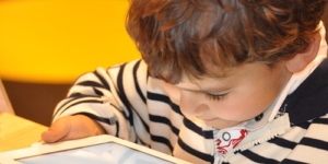 riegos niños en internet - niño con tablet